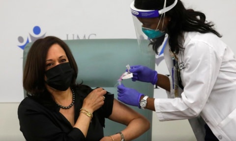Vaccine Covid-19 đang dần được tiêm cho các cộng đồng ở Mỹ. Ảnh: Reuters