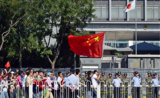 Một cuộc biểu tình kêu gọi đóng cửa các công ty Nhật Bản bên ngoài Đại sứ quán Nhật Bản tại Trung Quốc. Ảnh: FT