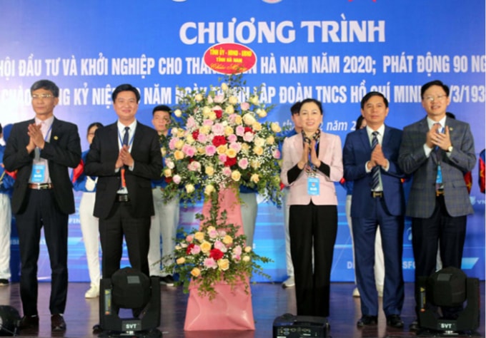Các đồng chí lãnh đạo Tỉnh ủy, UBND tỉnh tặng hoa chúc mừng Ngày hội đầu tư và khởi nghiệp cho thanh niên năm 2020.