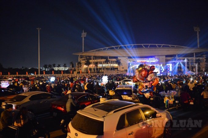 Chỉ còn khoảng giờ nữa là tất cả chúng ta sẽ bước qua khoảnh khắc countdown, kết thúc năm 2020 và chào đón 2021. Ghi nhận của PV tại sân Vận động Mỹ Đình rất đông người dân đã đổ về đây chờ đón năm mới.