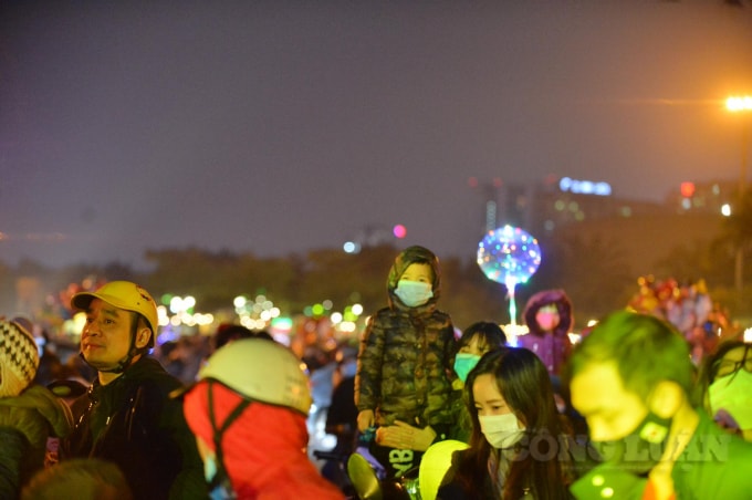 Nhiều gia đình đã ra đường cùng nhau đón chờ khoảnh khắc countdown, kết thúc năm 2020 và chào đón 2021.
