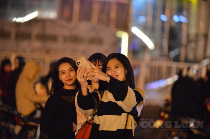 Nhiều bạn trẻ đã cùng nhau check-in cùng nhau, đánh dấu 1 năm cũ chuẩn bị trôi qua, chờ đón khoảnh khắp năm mới đến gần bên nhau.