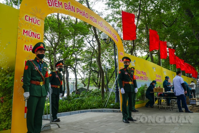 Tại điểm bắn pháo hoa hồ Hoàn Kiếm, lưc lượng chức năng rào kín các khu vực ven hồ xung quanh trận địa pháo hoa, phía ngoài được năng canh giữ cận thận.