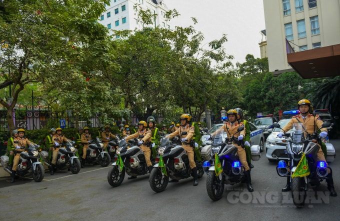 Ngoài thành lập các tổ lưu động để cấp thẻ, lực lượng chức năng cũng tiếp nhận hồ sơ (tối thiểu 10 tiếng mỗi ngày) để cấp CCCD mẫu mới tại các trụ sở công an cấp huyện.
