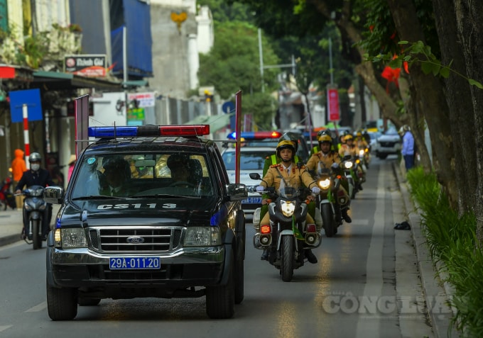 Được biết, cùng với việc tổ chức cấp lưu động, Công an Thành phố sẽ tiếp tục duy trì và tăng thời gian tiếp nhận hồ sơ (tối thiểu 10h/ngày) để cấp Căn cước công dân cố định tại trụ sở Công an các quận, huyện, thị xã. Bảo đảm thực hiện việc cấp lưu động và cấp cố định ít nhất 6 ngày trong 1 tuần.