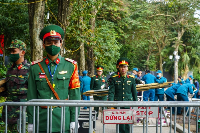 Phía bên trong lực lượng chức năng đang gấp rút hoàn thành việc lắp đặt pháo hoa trong buổi sáng để sẵn sàng phục vụ nhân dân. Công tác lắp đặt và chuẩn bị cơ bản đã hoàn thành trong sáng nay.