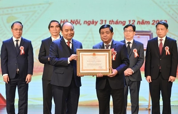 Thủ tướng trao Huân chương Lao động hạng Nhất cho Bộ trưởng Bộ Kế hoạch và Đầu tư Nguyễn Chí Dũng. Ảnh: VGP