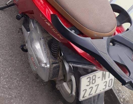 Chiếc xe máy của chị Ng. để trên cầu Bến Thủy