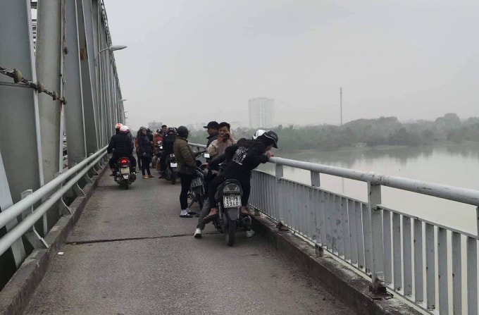Mới chỉ tìm thấy thi thể người mẹ, hiện gia đình vẫn đang tìm kiếm thi thể cháu bé