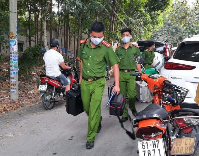 Lực lượng chức năng khám nghiệm hiện trường vụ án.