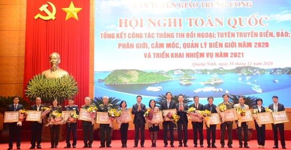 Lãnh đạo Ban Tuyên giáo Trung ương, Bộ Thông tin và Truyền thông trao Bằng khen tặng các tập thể đạt thành tích xuất sắc. Ảnh: H.Hoàng