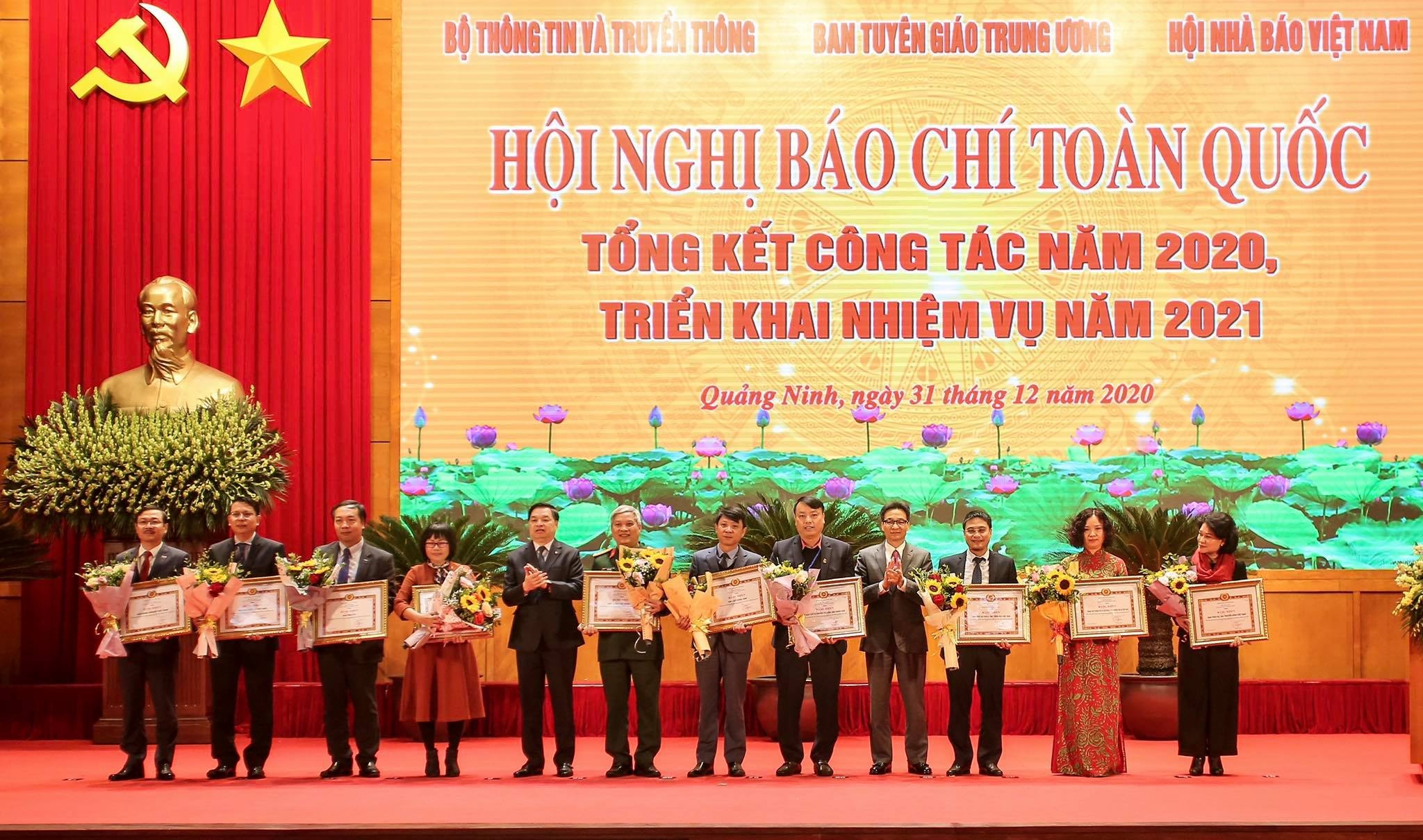 Đồng chí Lê Mạnh Hùng và Phó Thủ tướng Vũ Đức Đam tặng Bằng khen cho các tập thể xuất sắc.