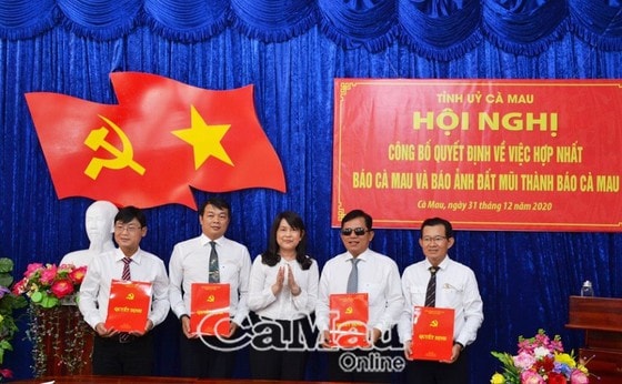 Bà Huỳnh Thị Thanh Loan trao các quyết định bổ nhiệm thành viên Ban Biên tập Báo Cà Mau. Ảnh: Báo Cà Mau
