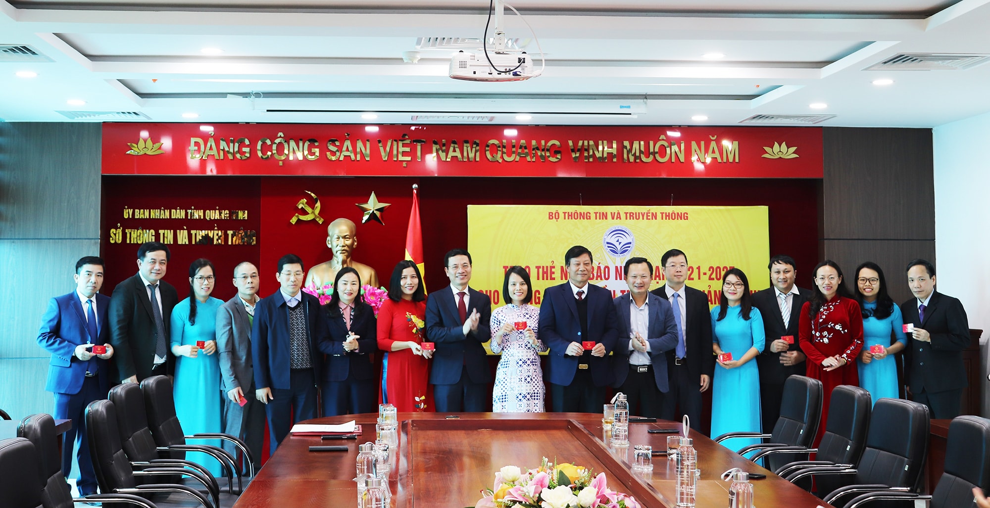 Đồng chí Nguyễn Mạnh Hùng, Bộ Trưởng Bộ Thông tin và Truyền thông, trao thẻ nhà báo cho các nhà báo Trung tâm Truyền thông tỉnh Quảng Ninh.