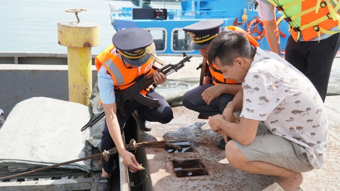 Cán bộ Hải quan Hải đội kiểm soát trên biển khu vực miền Nam thuộc Cục Điều tra chống buôn lậu - Tổng cục Hải quan kiểm tra niêm phong hầm tàu buôn lậu hàng hóa đang chờ xử lý.