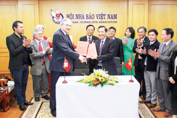 Chủ tịch HNBVN Thuận Hữu và Chủ tịch Hiệp hội báo chí nước ngoài tại Thụy Sĩ và Liechtenstein Jean Musy trao Biên bản ghi nhớ về thỏa thuận hợp tác.
