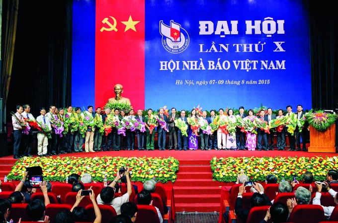 Chủ tịch HNBVN tặng hoa lưu niệm cho Ban chấp hành khóa IX nhiệm kỳ 2010-2015 tại Đại hội lần thứ X Hội Nhà báo Việt Nam. Ảnh: Sơn Hải