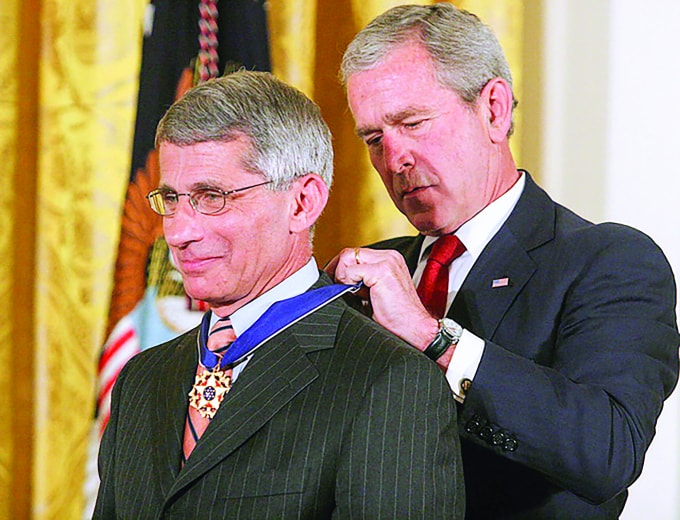Bác sĩ Fauci được Tổng thống Mỹ George W. Bush trao Huân chương Tự do năm 2008 vì những đóng góp cho ngành y tế (Nguồn: CNN)