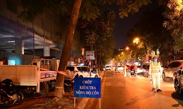 Trong ngày cuối năm, nhiều cơ quan và gia đình tổ chức liên hoan, tình trạng người điều khiển phương tiện giao thông sau khi sử dụng rượu bia lại gia tăng. Ảnh minh họa