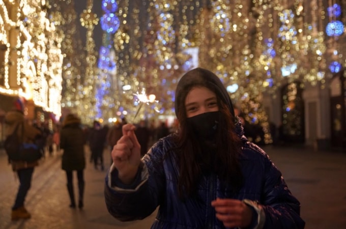 Một cô gái vui chơi tham gia lễ hội Ngày đầu năm mới ở trung tâm Moscow, Nga, vào ngày 1 tháng 1 năm 2021. Lễ hội bị hạn chế do đại dịch COVID-19 - Ảnh: Tatyana Makeyeva / Reuters