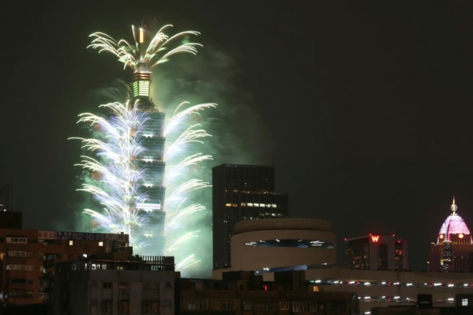 Pháo hoa từ tòa nhà Taipei 101 trong lễ đón năm mới ở Đài Bắc, Đài Loan - Ảnh: Chiang Ying-ying / AP