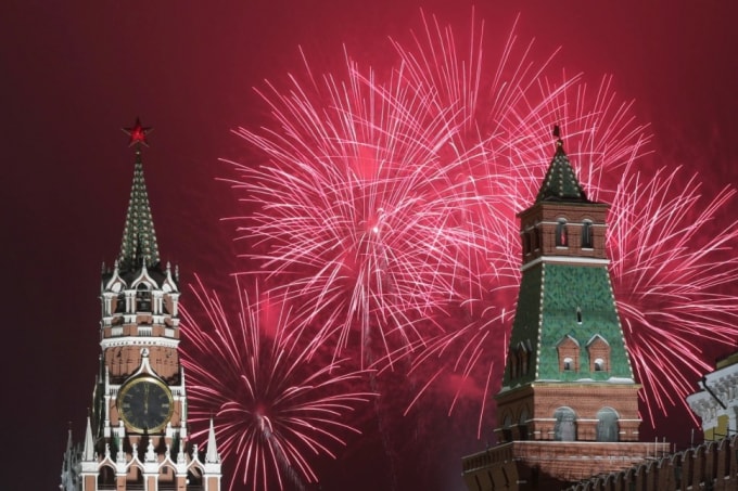 Pháo hoa nổ sau các tòa tháp của Điện Kremlin trong lễ kỷ niệm Ngày đầu năm mới ở Moscow, Nga, nơi các sự kiện công cộng đã bị cấm - Ảnh: Evgenia Novozhenina / Reuters