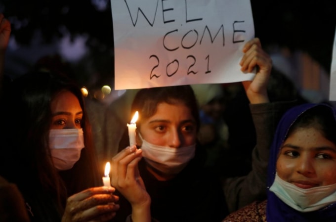 Các cô gái người Pakistan cầm nến đón năm mới ở Lahore, Pakistan - Ảnh: K.M. Chaudary / AP