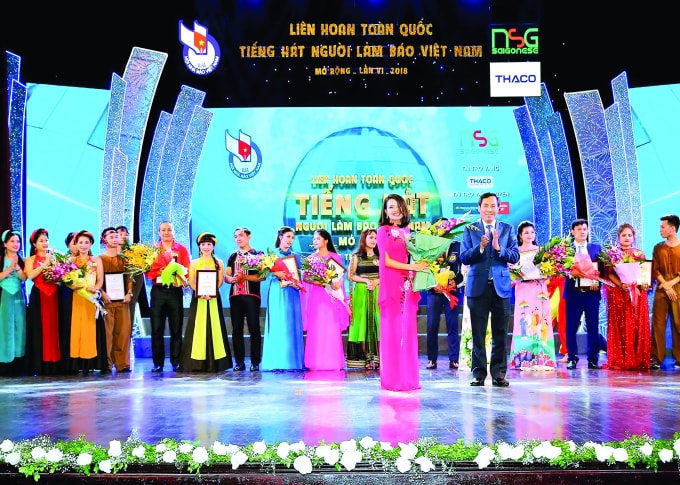 Chủ tịch HNBVN Thuận Hữu trao giải nhất cho thí sinh Hồng Nhung tại Liên hoan toàn quốc Tiếng hát Người làm báo Việt Nam mở rộng lần thứ VI - 2018. Ảnh: Sơn Hải