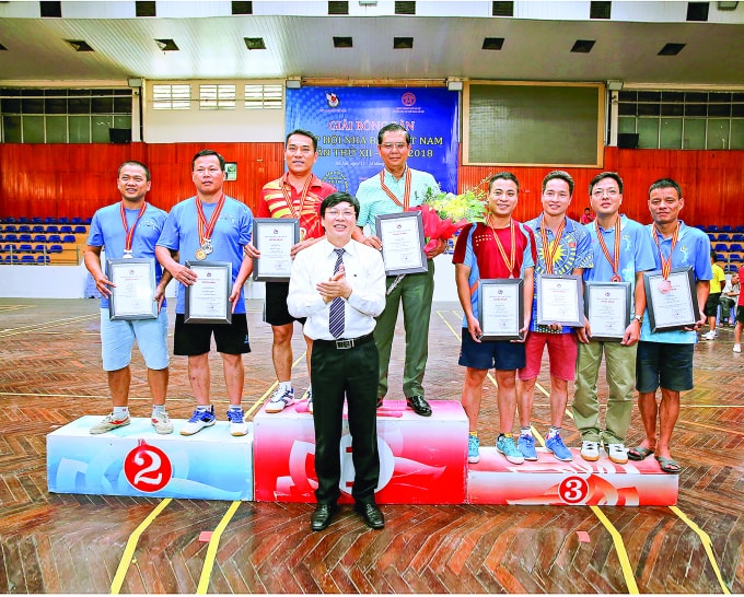 Phó Chủ tịch thường trực HNBVN Hồ Quang Lợi trao giải cho các vận động viên đoạt giải tại Giải bóng bàn cúp Hội NBVN 2018. Ảnh: Sơn Hải
