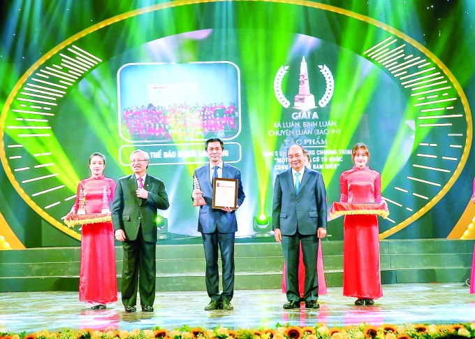 Thủ tướng Nguyễn Xuân Phúc trao giải A cho tác giả đoạt giải tại Giải Báo chí Quốc gia lần thứ XIV năm 2019. Ảnh: Sơn Hải