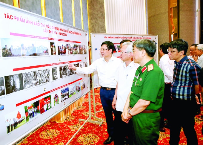 Các giám khảo chấm giải ảnh tại Giải Báo chí Quốc gia lần thứ XIV - 2019.