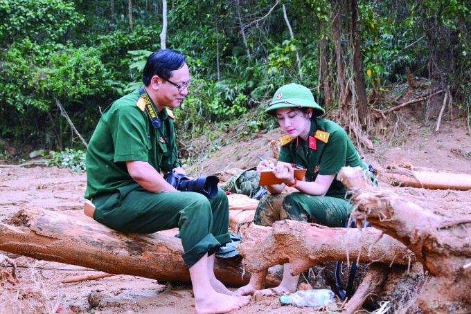 Nữ nhà báo Phan Thanh Hà phỏng vấn tại hiện trường.