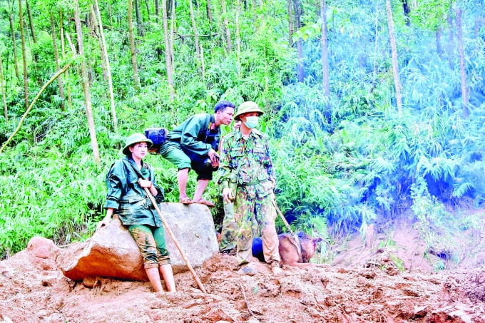 Nữ nhà báo trẻ cùng đồng nghiệp và các chiến sĩ trên hành trình đi đến điểm sạt lở.