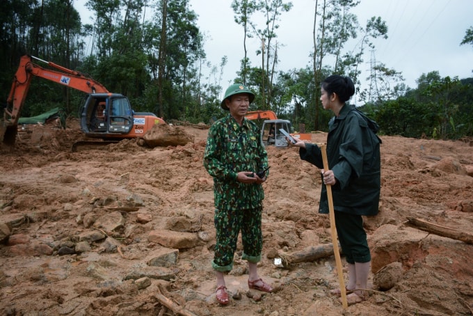 Thanh Hà phỏng vấn tại hiện trường.