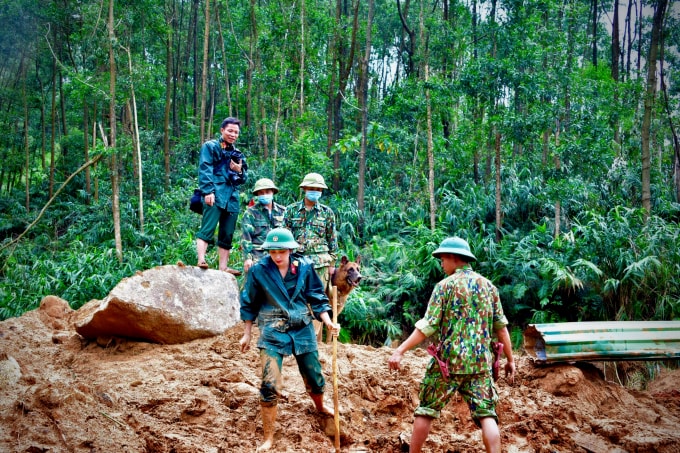 Thanh Hà và các đồng nghiệp không ngại lội bùn đất để ghi lại những hình ảnh chân thực nhất tại nơi sạt lở đất.