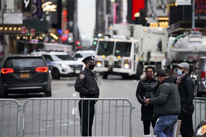Cảnh sát Mỹ phong tỏa tuyến đường xung quanh Quảng trường Thời đại ở thành phố New York. Ảnh: THX/TTXVN