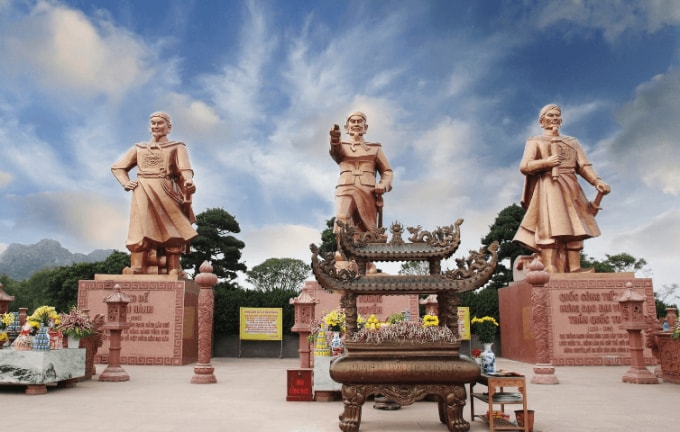 Tượng của 3 vị anh hùng dân tộc: Ngô Quyền, Lê Đại Hành và Trần Hưng Đạo trên quảng trường Chiến thắng