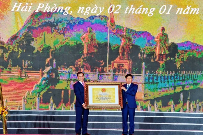 Ông Nguyễn Ngọc Thiện - Bộ trưởng Bộ Văn hóa - Thể thao & Du lịch trao Bằng xếp hạng di tích lịch sử cấp Quốc gia cho Chủ tịch UBND TP Hải Phòng Nguyễn Văn Tùng.