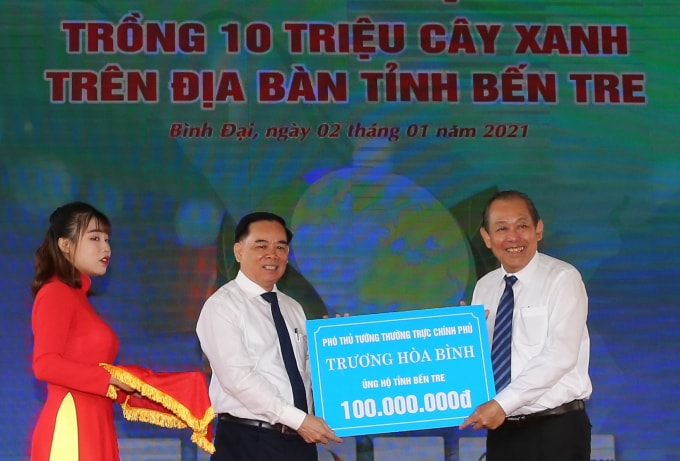 Phó Thủ tướng Trương Hòa Bình ủng hộ tỉnh Bến Tre 100 triệu đồng góp phần thực hiện Đề án trồng 10 triệu cây xanh.