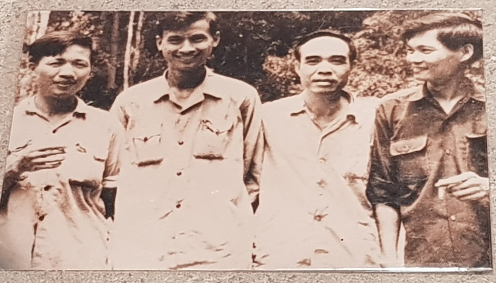 Nhà báo Cao Kim - Kim Toàn (thứ 2 từ trái sang) cùng các đồng nghiệp báo Giải Phóng chụp ảnh tại chiến khu R, năm 1969.