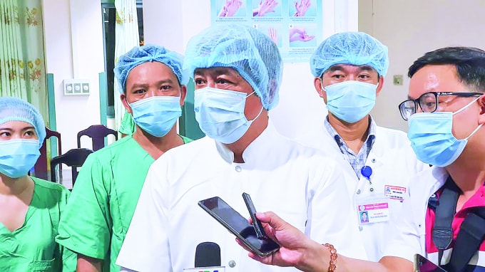 Nhà báo Ngô Anh Văn (bên phải) tác nghiệp tại tâm dịch.