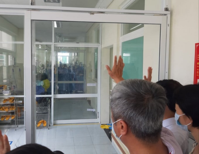 Thứ trưởng Nguyễn Trường Sơn động viên các bác sĩ trong khu cách ly của BVĐK TW Quảng Nam.