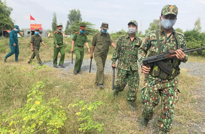 Lực lượng biên phòng, Công an tuần tra khu vực biên giới ở xã Tân Hộ Cơ (huyện Tân Hồng, tỉnh Đồng Tháp). Ảnh: Zingnews.vn