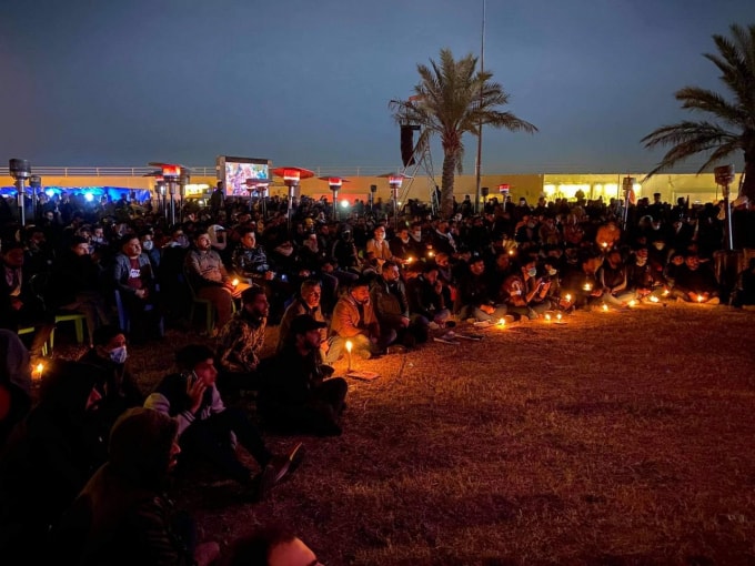 Nhiều người dân đến đường sân bay Baghdad tham gia lễ tưởng niệm Chỉ huy lực lượng Vệ binh cách mạng Hồi giáo Iran, Tướng Qasem Soleimani - Ảnh: Reuters