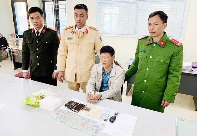 Đối tượng cùng tang vật tại cơ quan Công an. (Nguồn: cand.com.vn)