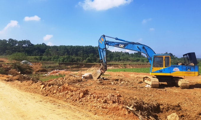 Máy móc thi công được tập kết ở bên đầu cầu