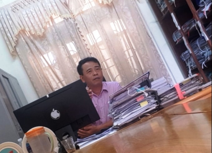 Phóng viên trao đổi với ông Nguyễn Anh Tuấn, Phó Trưởng Ban Quản lý Dự án xây dựng cơ bản huyện Hương Khê (Hà Tĩnh) về vấn đề liên quan