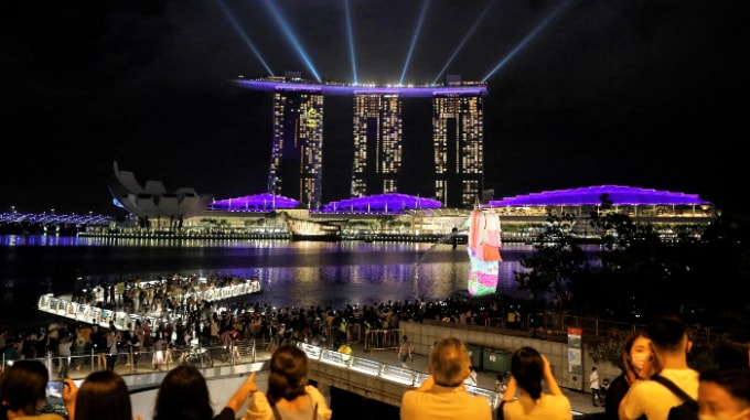 Khán giả xem màn trình diễn ánh sáng trong đêm giao thừa ở Singapore. 2020 là một năm kinh tế sụt giảm nghiêm trọng tại quốc gia này. Ảnh: Reuters