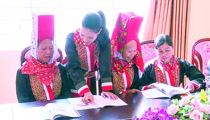 Đồng bào dân tộc thiểu số xã Quảng An, huyện Đầm Hà, tỉnh Quảng Ninh tham gia đóng góp ý kiến vào dự thảo văn kiện Đại hội XIII của Đảng. Ảnh: Báo Quảng Ninh
