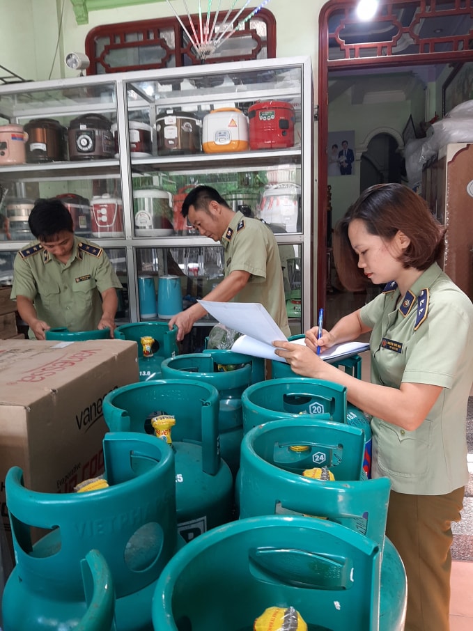 Lực lượng QLTT tỉnh Thanh Hóa kiểm tra các đơn vị kinh doanh trên địa bàn tỉnh.
